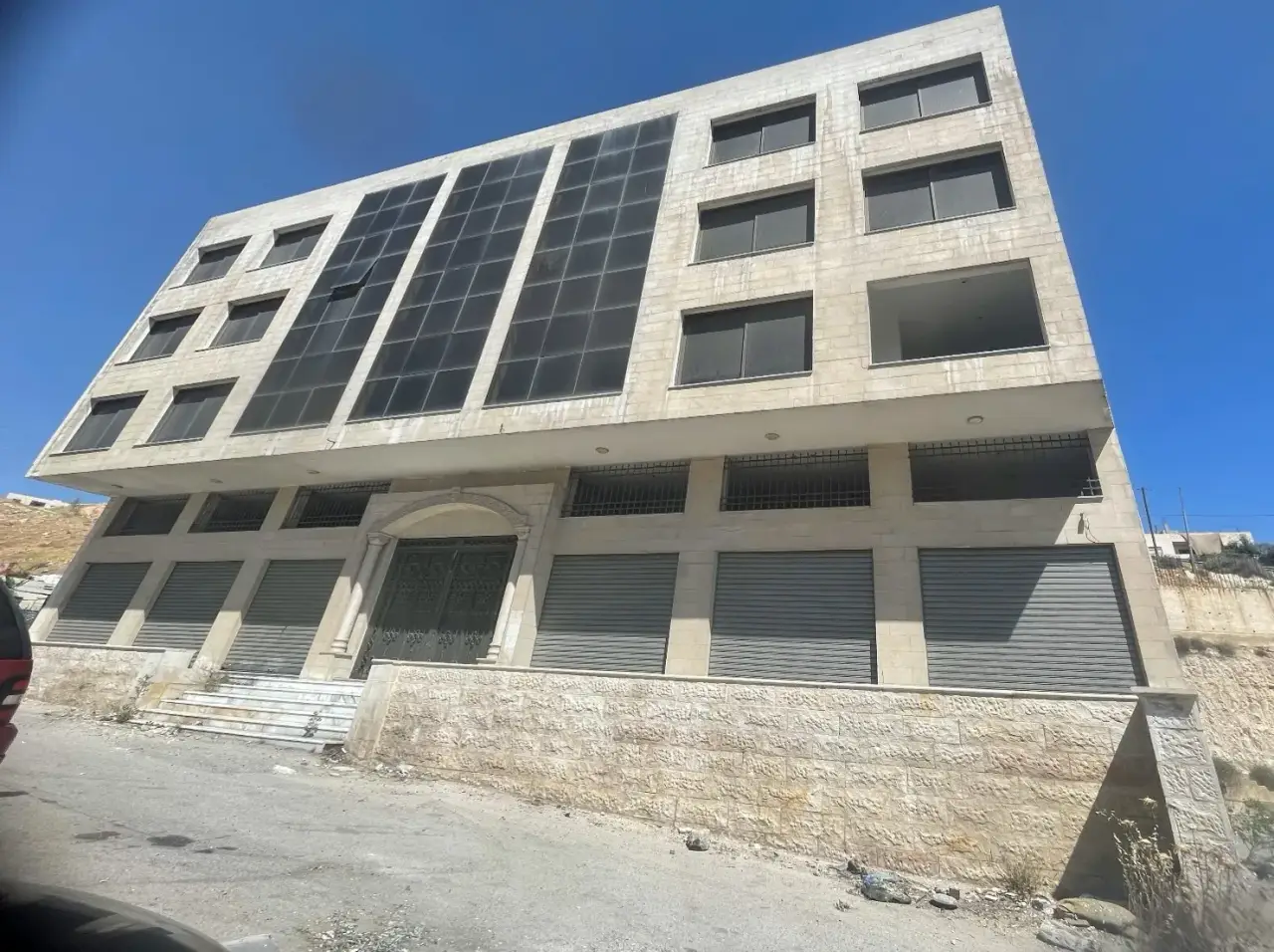 Empty Commercial Building for Sale in Tabarbour